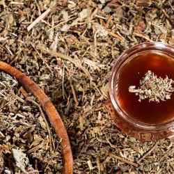 Stone-Breaker in a container and in tea