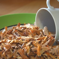 fragmented borututu roots on a plate and in a cup