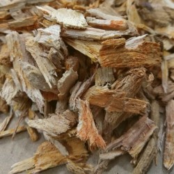 raíces de borututu fragmentadas para preparar té para limpiar el hígado