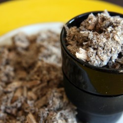 hojas de alcachofa secas dentro de un vaso y un plato