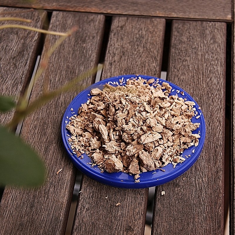 raíz de saponaria en un plato