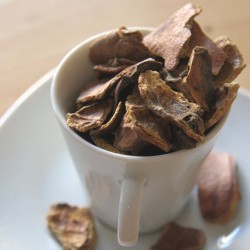 cáscara de granada en una taza en un plato