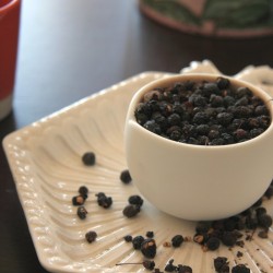 bayas de mirto en una taza y en un plato