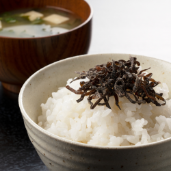 algas cocidas sobre un plato de arroz