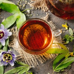 chá de passiflora junto a folhas e flores frescas