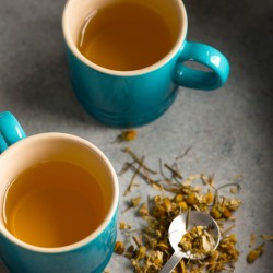 2 chávenas de chá herbal